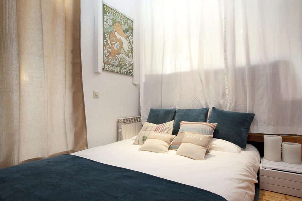 Atic Gaudi-Gracia Apartman Barcelona Szoba fotó